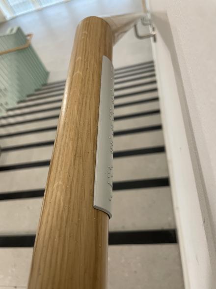 Blindenführung an Treppengeländer