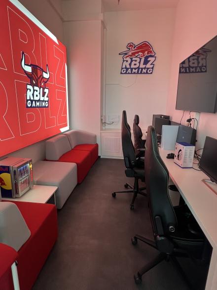 RBLZ Gaming Room von innen, Stühle, Computer, Sitzmöglichkeiten