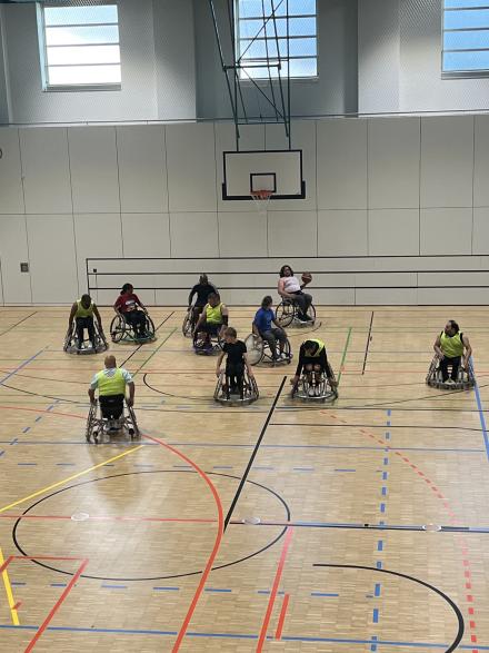 Rollstuhlbasketballer spielen in Halle