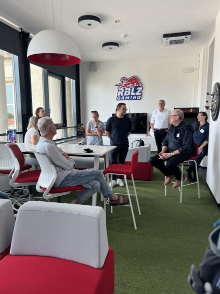 Menschen in Gaming Raum