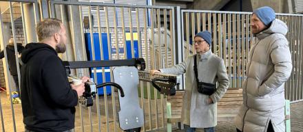 3 Männer diskutieren