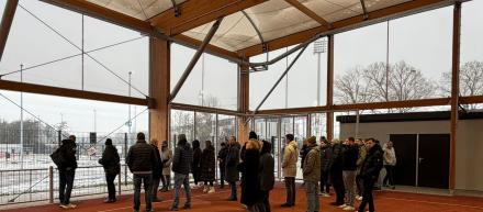 Menschen in Freilufthalle