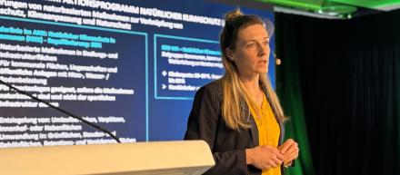 Referentin auf Bühne