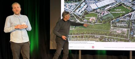 zwei Referenten auf Bühne