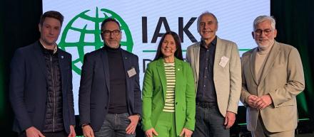 Gruppe an Meschen lacht in Kamera