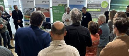 Menschen von hinten auf Tagung