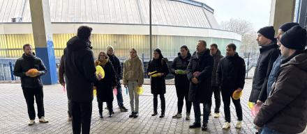 Gruppe lauscht gespannt einem Mann