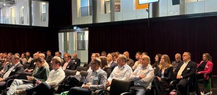 menschen sitzen in sitzungsaal 