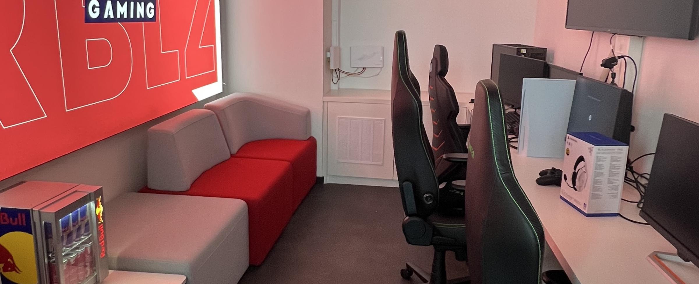RBLZ Gaming Room von innen, Stühle, Computer, Sitzmöglichkeiten