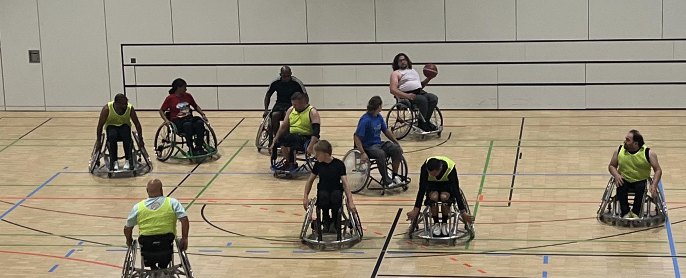 Rollstuhlbasketballer spielen in Halle