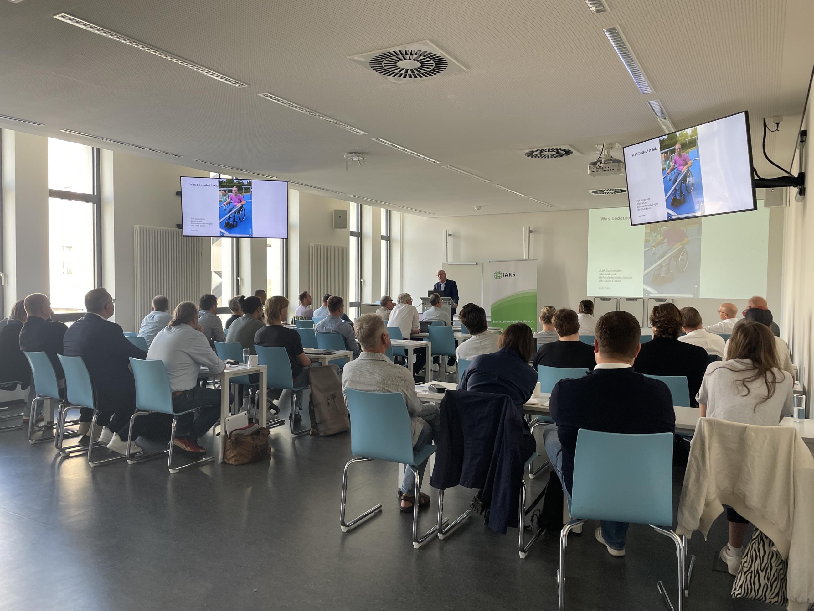 gefüllter seminarraum von hinten