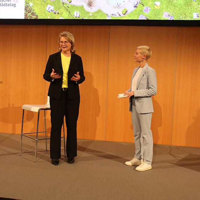 sabine poschmann beim 3. Deutschen Sporstättentag auf der Bühne