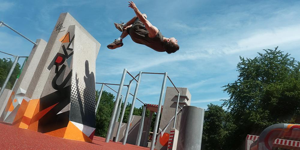 parkourspringer im parkourpark