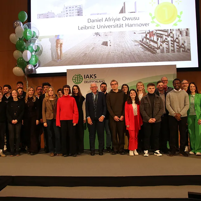 viele junge Menschen auf einer Bühne