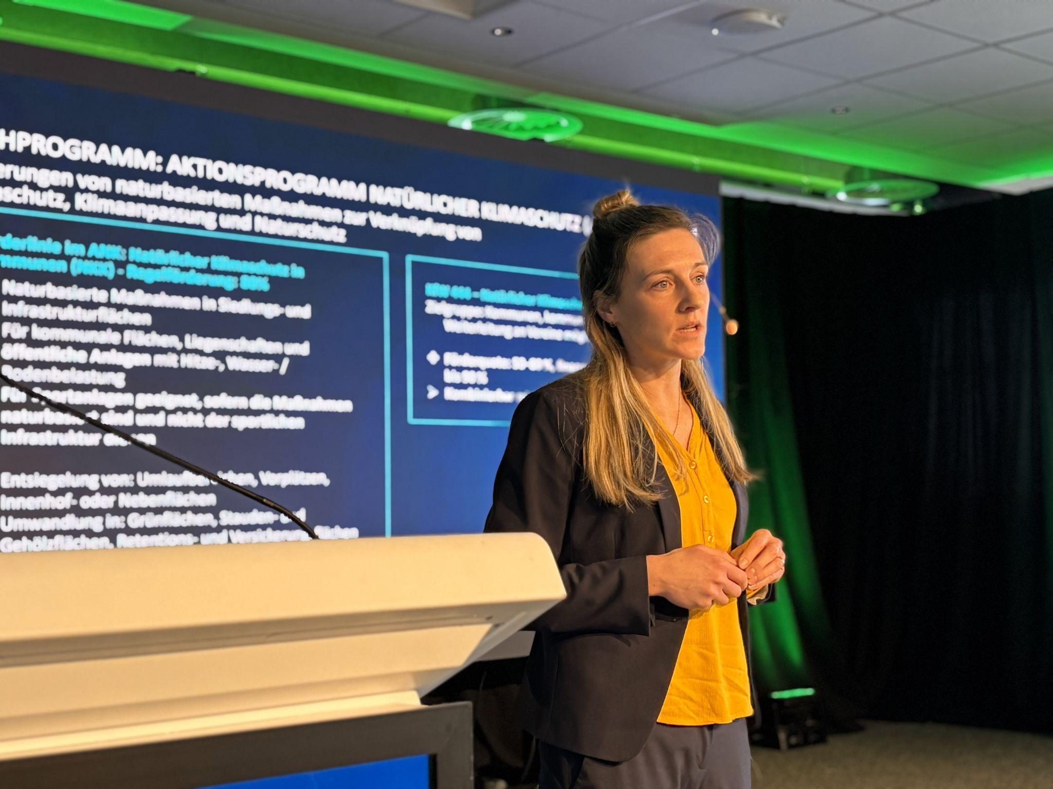 Referentin auf Bühne