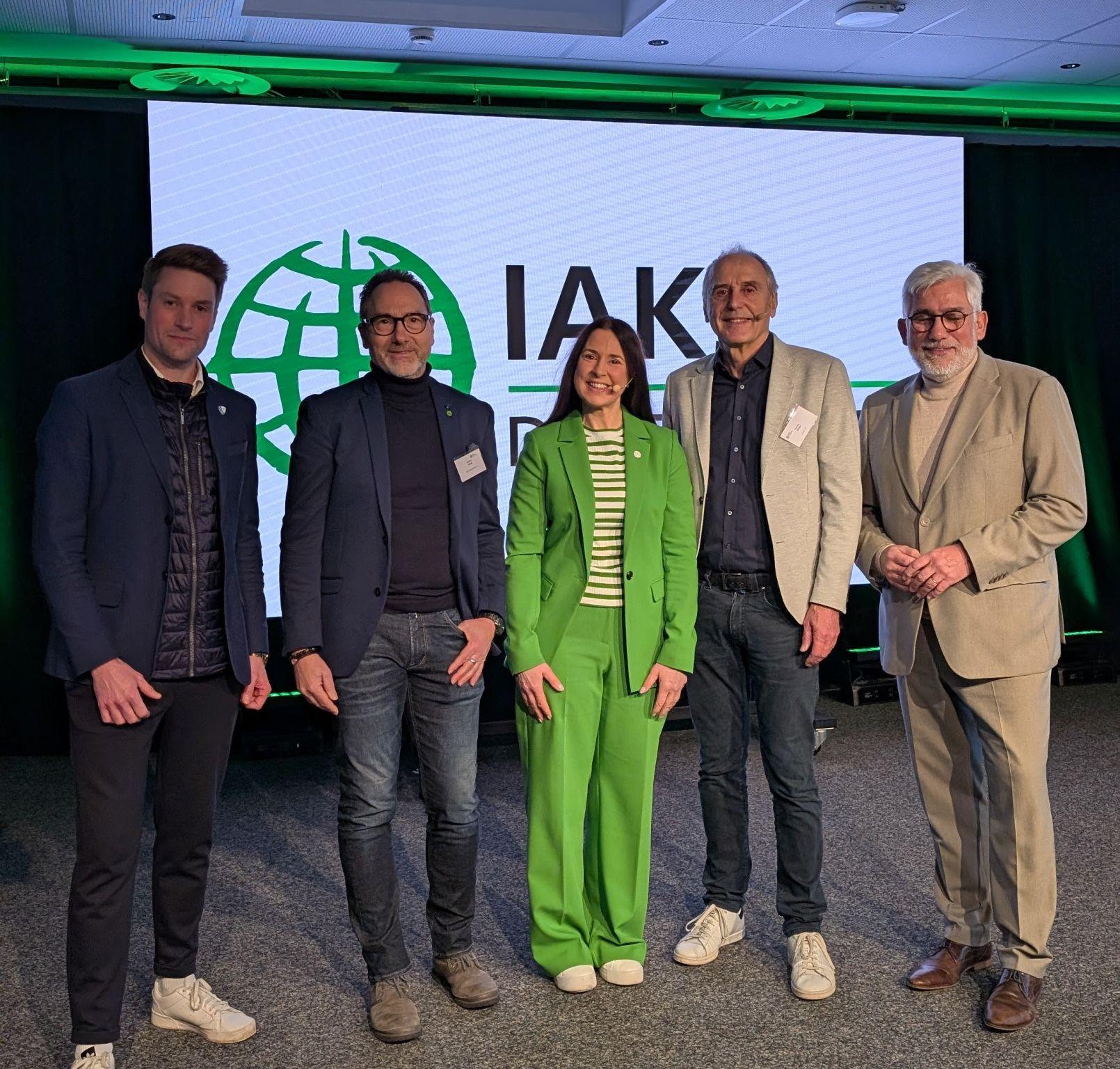 gruppe an Menschen lächelt in Kamera