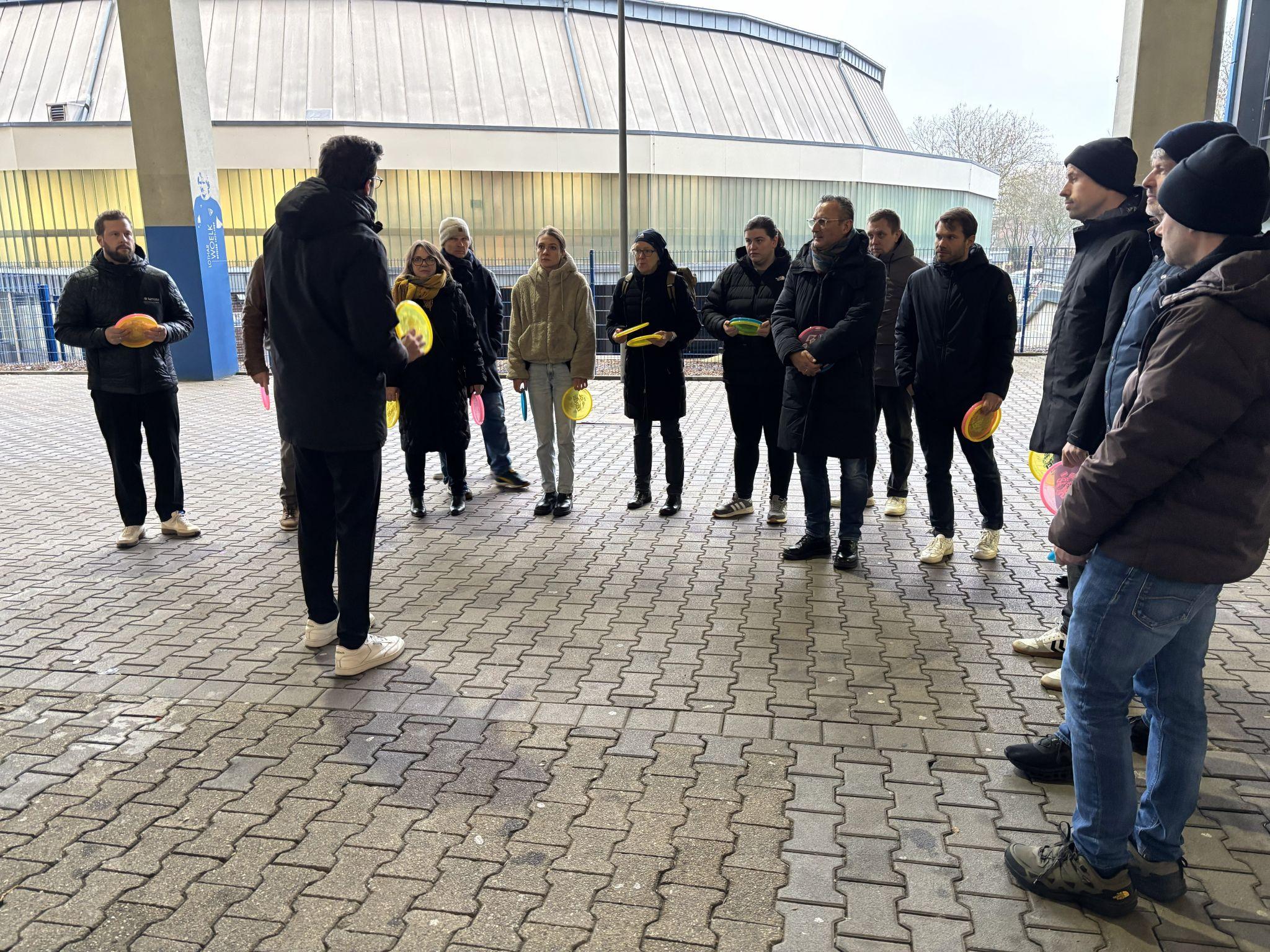 Gruppe an Menschen mit Frisbees in der Hand