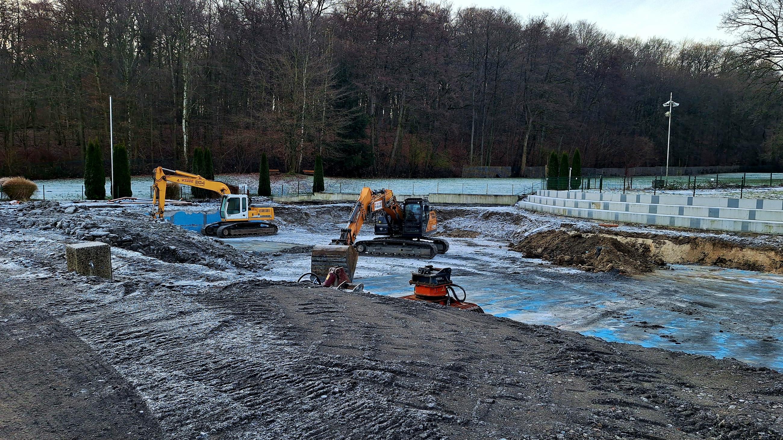 Baustelle mit Baggern im Winter