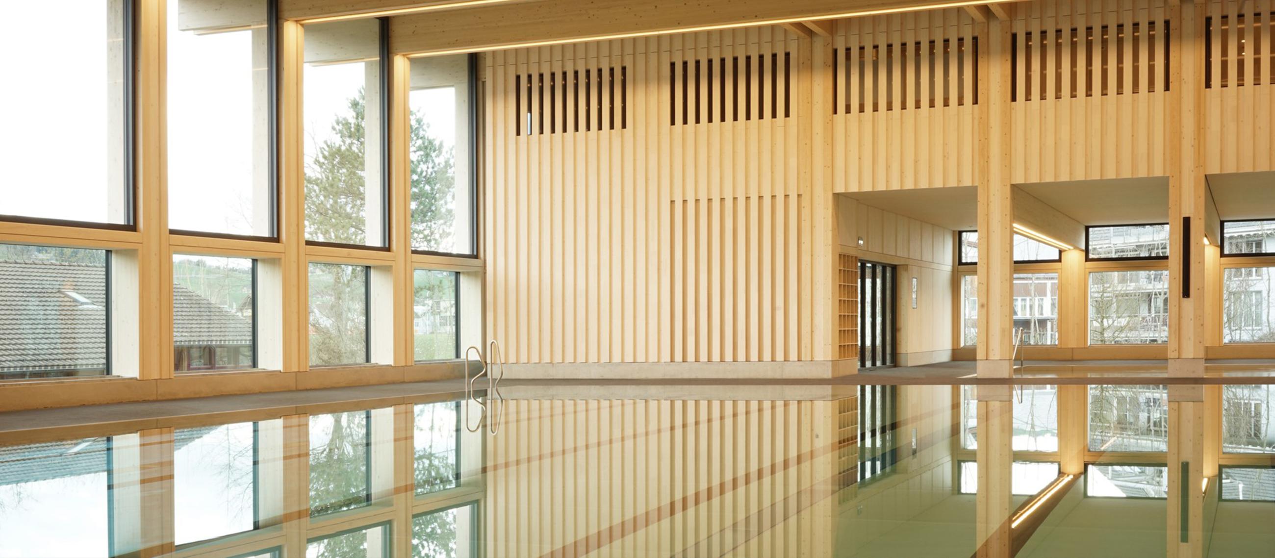 Schwimmbad appenzell, bad von innen, viel holz, modern