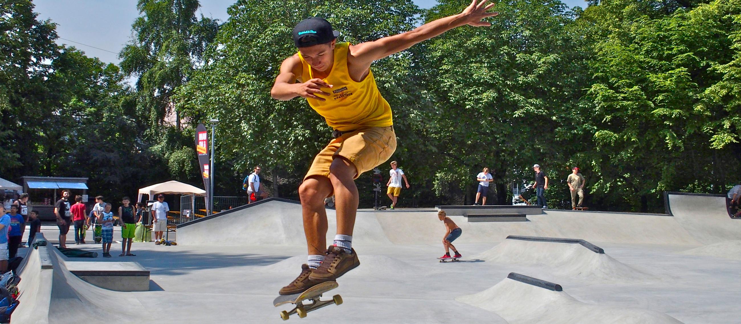 junge auf skateboard in skateparkt