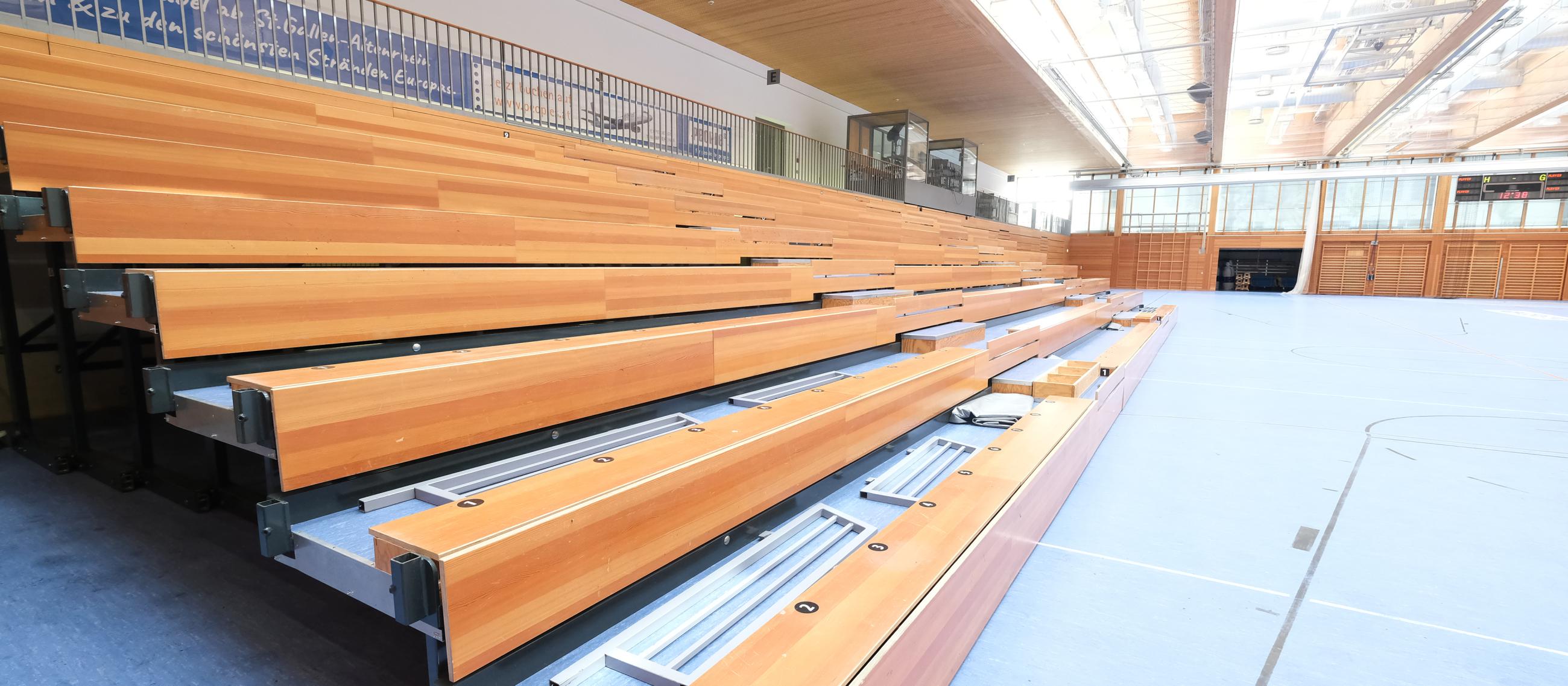 Sporthalle Rieden-Vorkloster, Turnhalle von innen, Blick auf Tribüne aus Holz