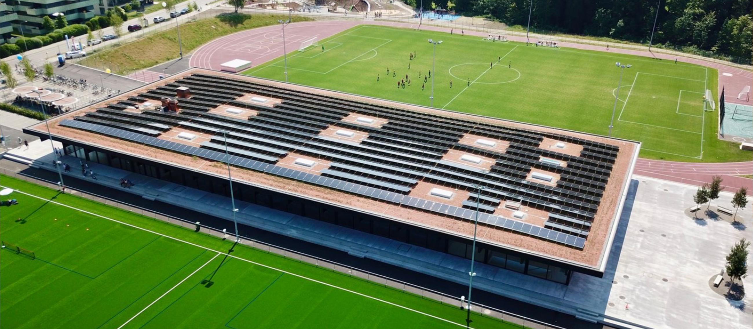 sportanlage hinwil, bau mit Rasenflächen aus Vogelperspektive
