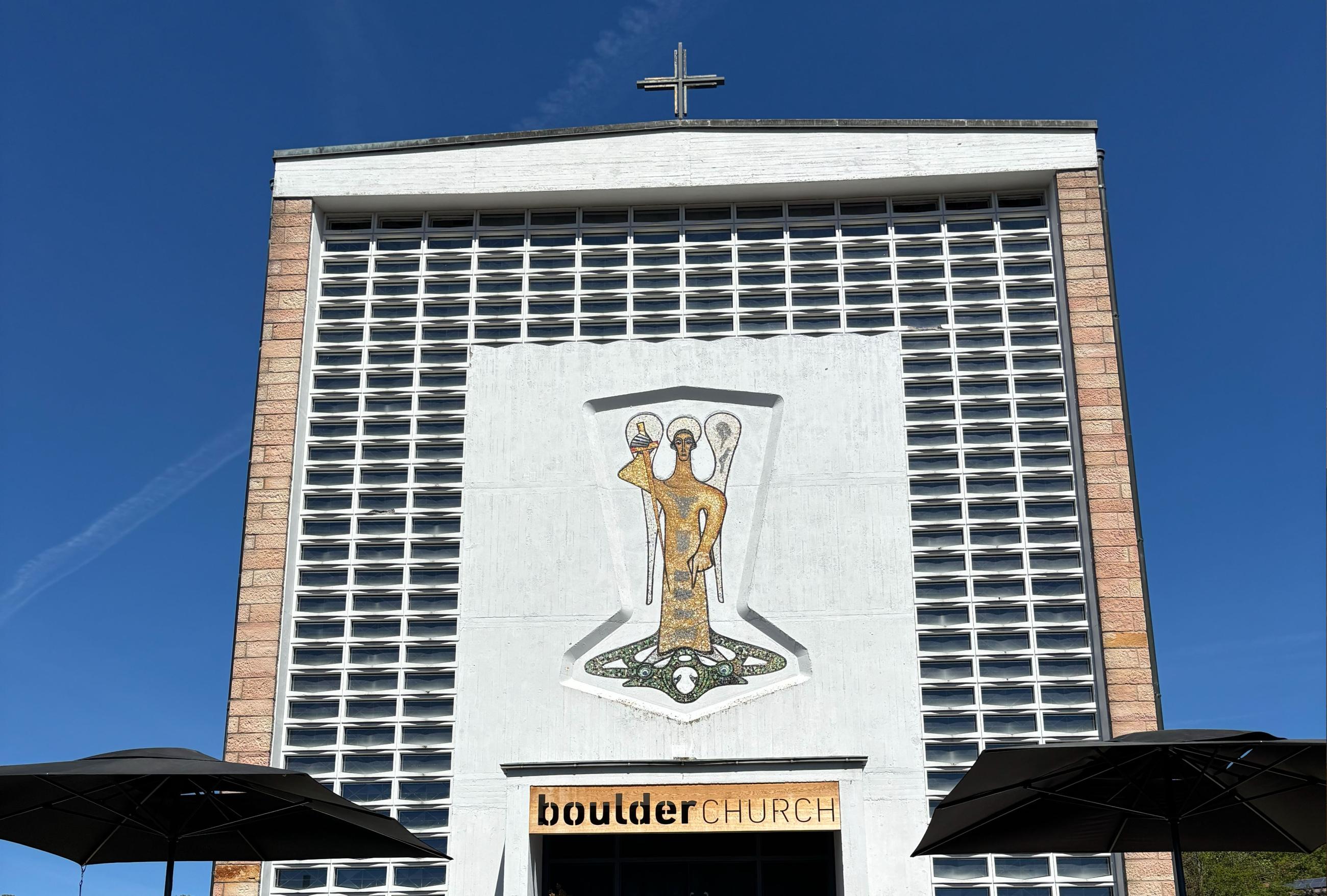 Boulderchurch von außen