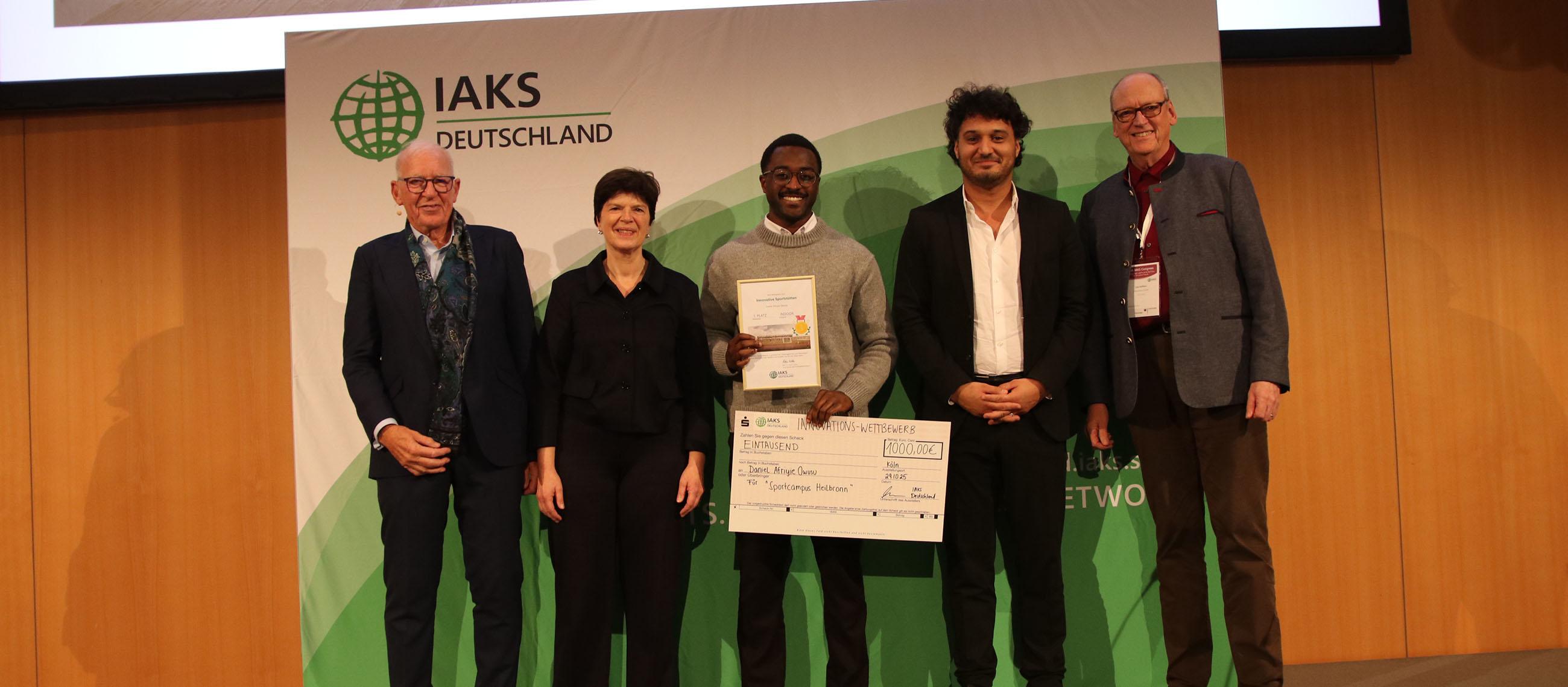 Daniel Afryie Owusu und Jury Mitglieder des Innovations-Wettbewerbs lächeln in die Kamera