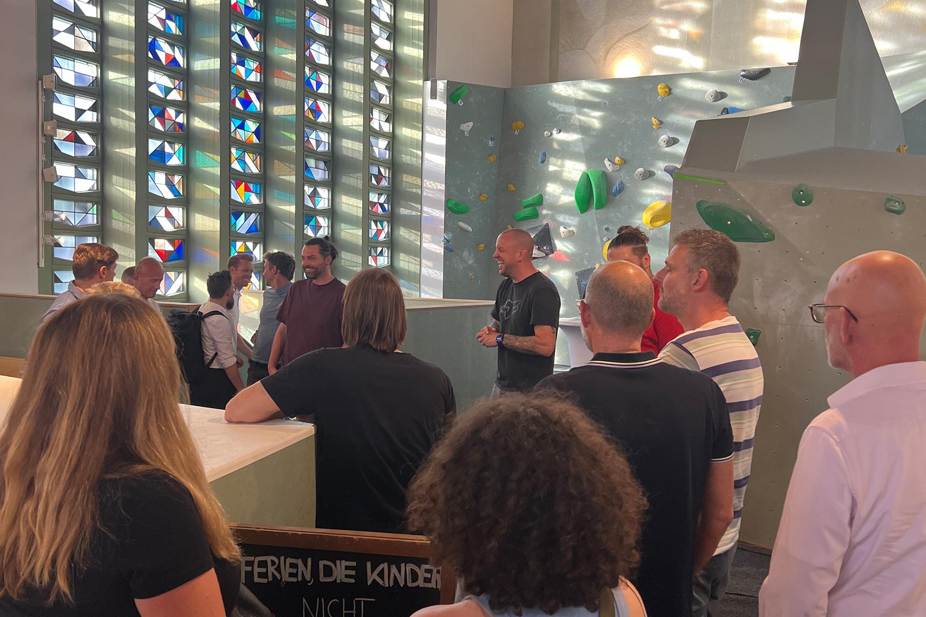 Menschengruppe in der BoulderChurch