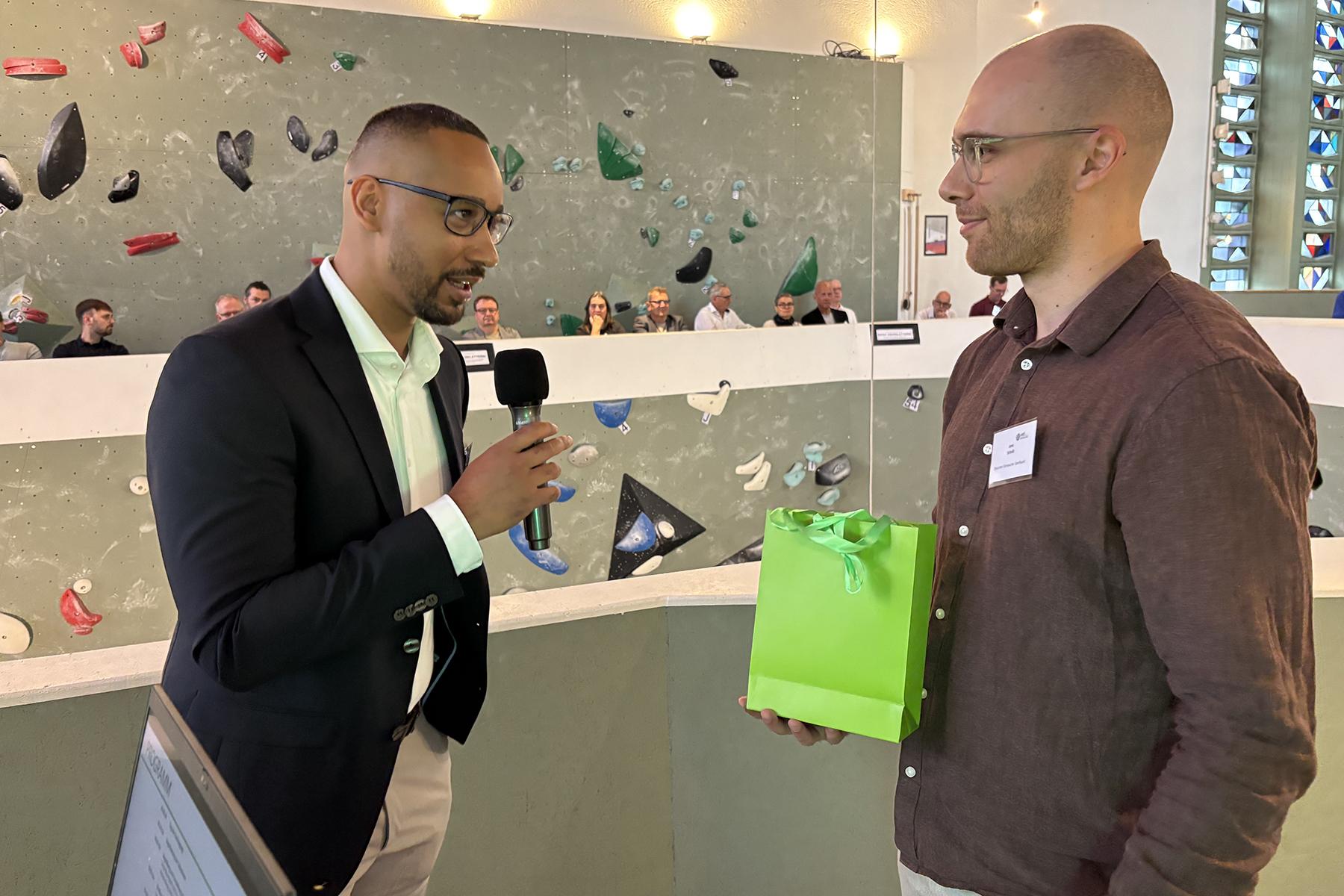 Jens Scheib vom DOSB wird von der IAKS anmoderiert, auf der Bühne