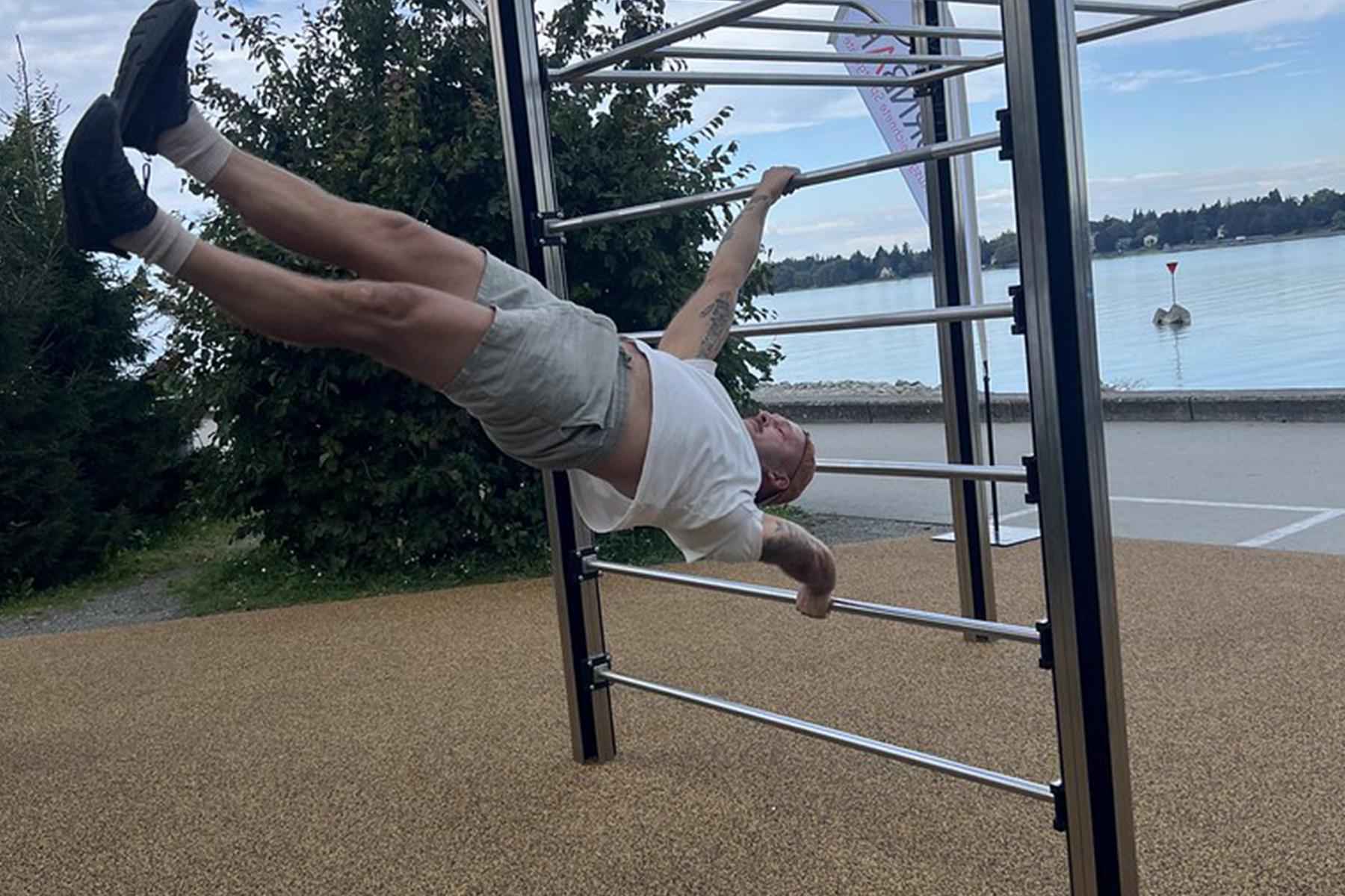 Mann mach human flag an Calistenics Anlage
