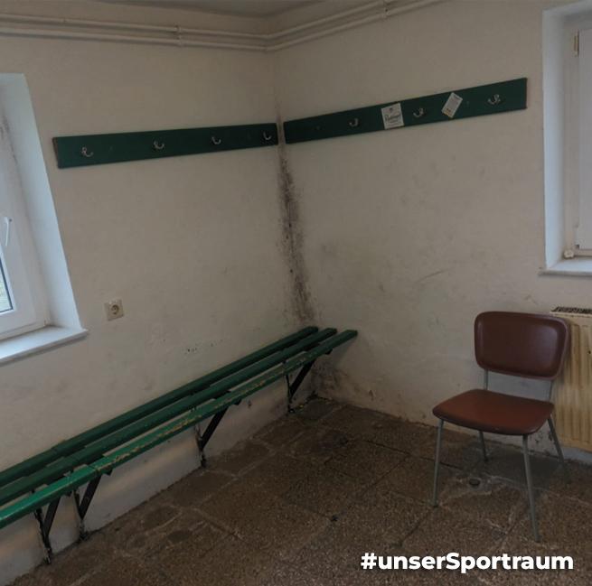 schimmelige Umkleidekabine, grüne Bank weiße Wand