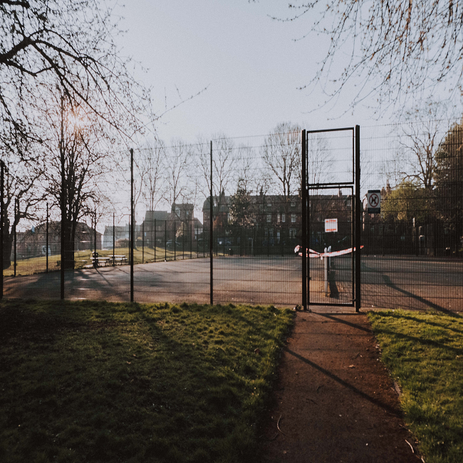 geschlossener öffentlicher sportplatz