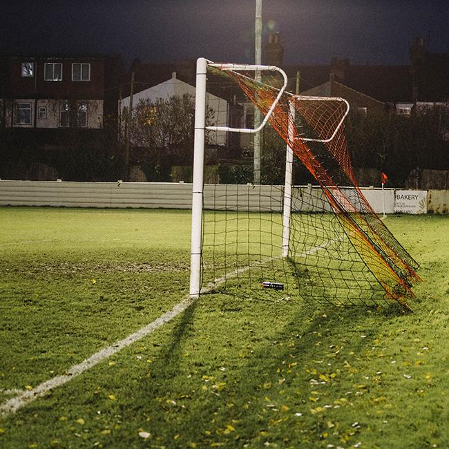 leerer fußballplatz herbst