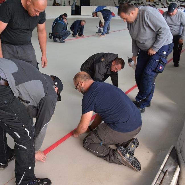 Fachkraft Eissportanlagen 2022 Einbringen der Linierung quadratisch.jpg