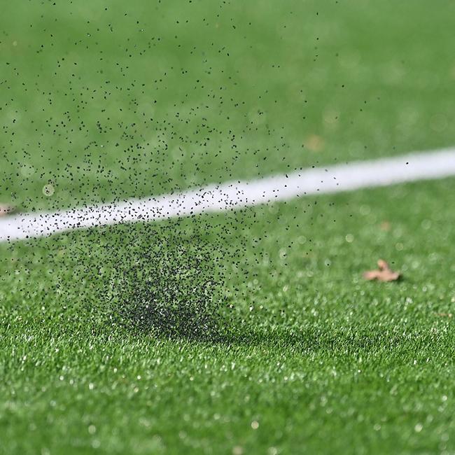 Kunstrasen auf den Granulat-Körner fallen