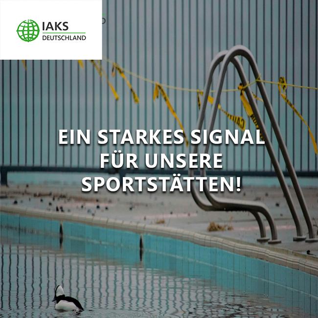 Ein starkes Signal für unsere Sportstätten Text, im Hintergrund marodes Becken, Vogel schwimmt im Wasser