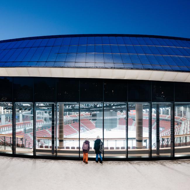 Hille_Melbye-EA-Jordal_Amfi-looking through window_Einar Aslaksen.jpg