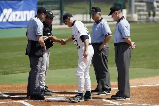 Baseball Schiedsrichter reichen sich die Hand auf dem Spielfeld