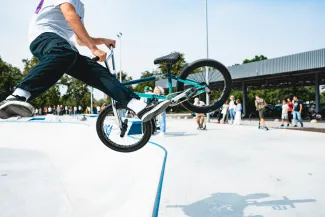 bmx fahrer in Rampe