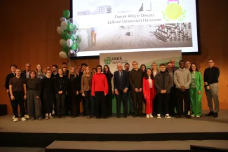 viele junge Menschen auf einer Bühne