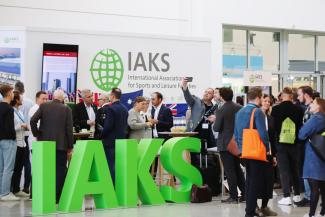 viele Menschen an einem IAKS Messe Stand
