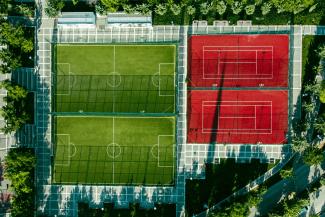 zwei fussballfelder und zwei Tennis-Plätze von oben