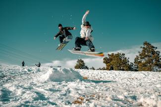 snowboarder fahren über Schneehügel