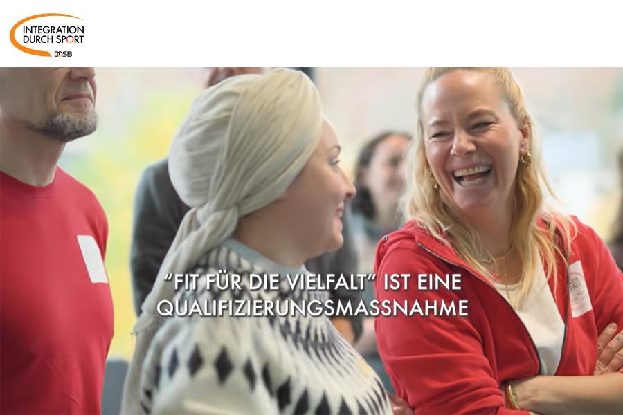 zwei Frauen lachen sich an, Integration durch Sport Logo links oben in der Ecke