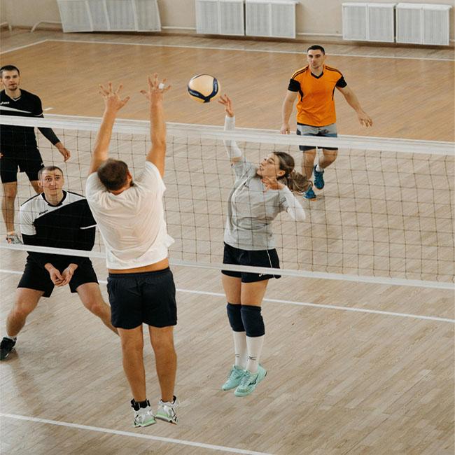 Volleyballer spielen in der Halle