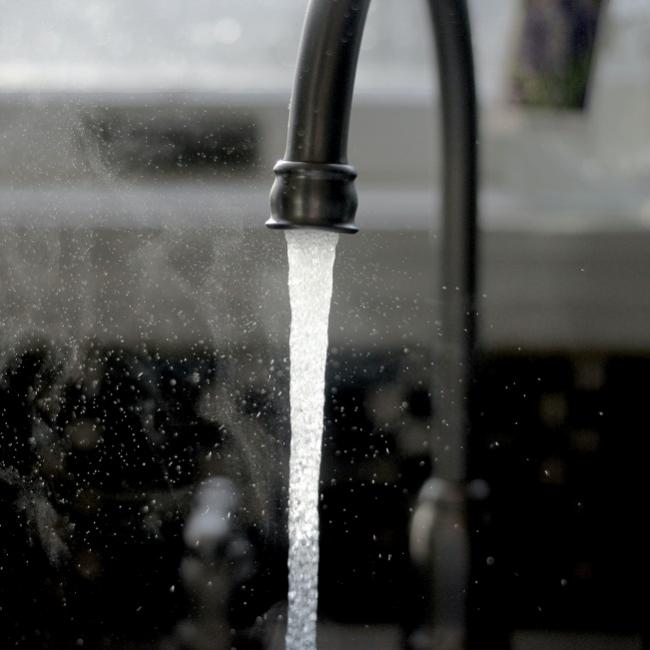 water pouring from faucet vDQ-e3RtaoE-unsplash-imani_650