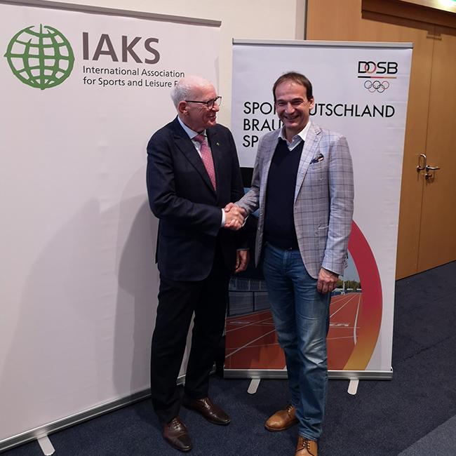Prof. Dr. Robin Kähler (IAKS Deutschland) und Andreas Silbersack (DOSB)