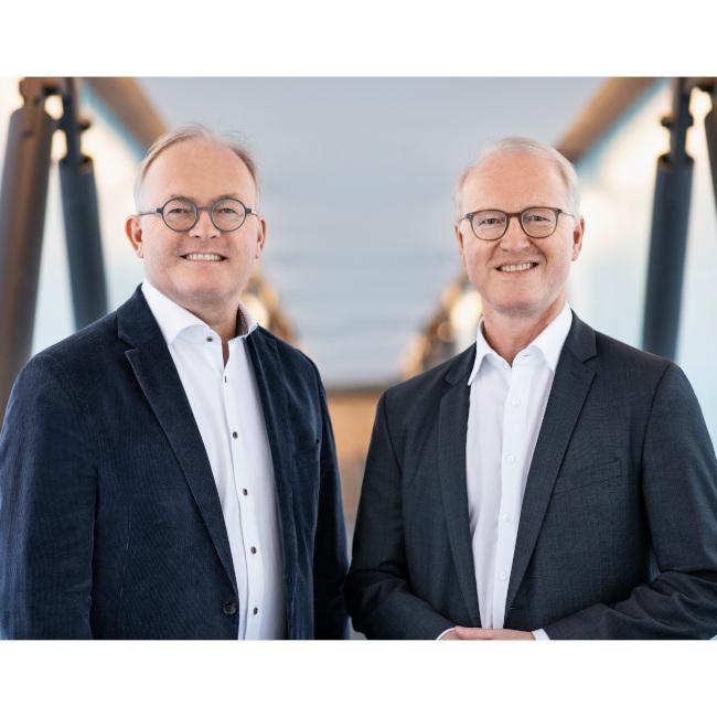Juergen und Dr Stefan Kannewischer_Firmenjubiläum 2022.jpg